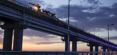 Arbeiter reparieren den Eisenbahnteil der Krim-Brücke (8.10.2022