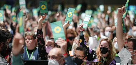 Grüne Karten hoch: Abstimmung auf dem Bundesparteitag (Bonn, 15....