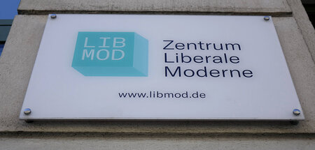 Staatsknete rein, Regierungspropaganda raus: Firmenschild in der...