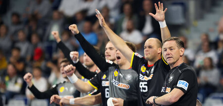 Zu früh gejubelt: Die Bank der deutschen Handballer im Spiel geg... Zu früh gejubelt: Die Bank der deutschen Handballer im Spiel geg...