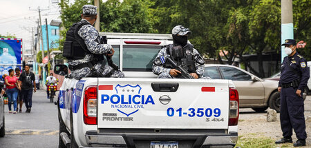 Polizeikräfte in San Salvador patrouillieren durch die Stadt (29... Polizeikräfte in San Salvador patrouillieren durch die Stadt (29...