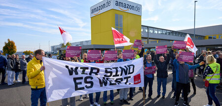 Immer mehr legen die Arbeit nieder: Die streikenden Amazon-Besch... Immer mehr legen die Arbeit nieder: Die streikenden Amazon-Besch...