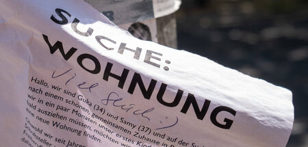 »Viel Glück!« – kommentiertes Wohnungsgesuch an Laternenmast in ... »Viel Glück!« – kommentiertes Wohnungsgesuch an Laternenmast in ...