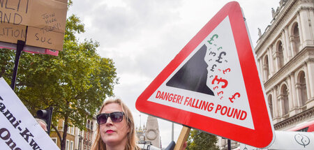 Purzelndes Pfund: Proteste gegen Tory-Regierung in der Downing S...