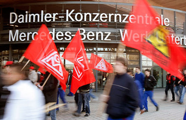 Protest von Auszubildenden am Mittwoch vor der Konzernzentrale
...