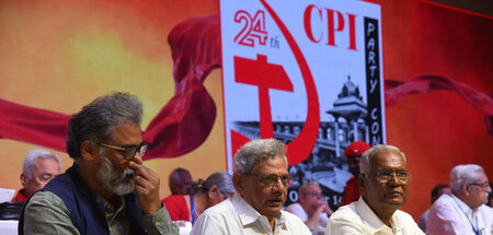 Doraisamy Raja (r.) auf dem Parteitag der CPI am 18. Oktober
