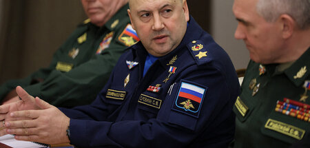 Reinen Wein einschenken: General Sergej Surowikin bei einem Mili...