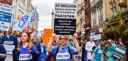 Demonstranten in London fordern Klimahilfen für das von einer Ja...