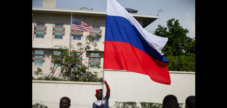 Hilfe von anderswo: Protest mit russischer Flagge vor der US-Bot...