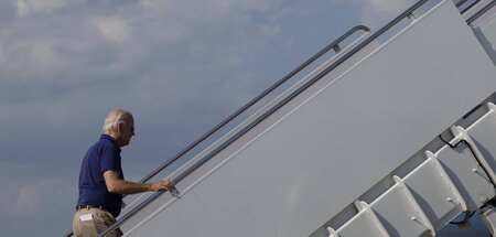 Hier noch auf dem Weg nach oben: Präsident Biden steigt am 26. A... Hier noch auf dem Weg nach oben: Präsident Biden steigt am 26. A...