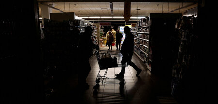 Einkaufen ohne Strom in einem Supermarkt in Charkiw (17. Oktober...