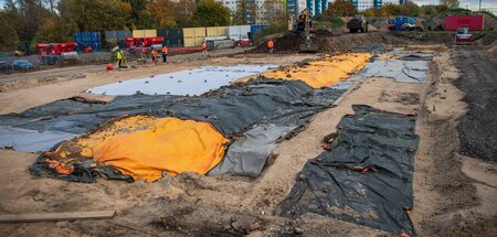 Auf einem früheren Massengrab für sowjetische Zwangsarbeiter sol...