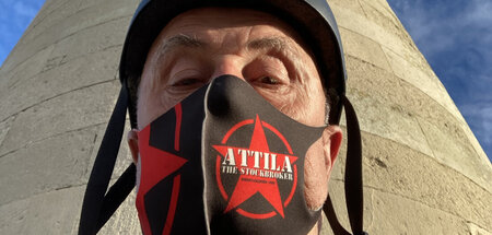 Helm auf, Maske drüber, Dampf im Kessel: Attila the Stockbroker