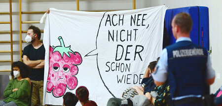 Protestbanner bei der Kandidatenvorstellung in der Tübinger Hepp...