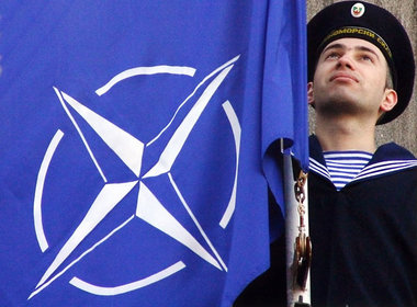 Alte Uniformen, neue Flagge: Bulgarischer Marinesoldat 2004 in
...