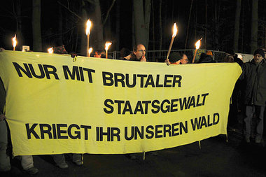 Protestzug am Mittwoch abend gegen die Räumung im
Kelsterbacher...