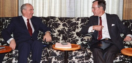 Michail Gorbatschow und US-Präsident George Bush bei einem Treff...