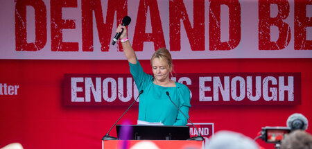 Sharon Graham von der Gewerkschaft Unite bei einer Kundgebung in... Sharon Graham von der Gewerkschaft Unite bei einer Kundgebung in...