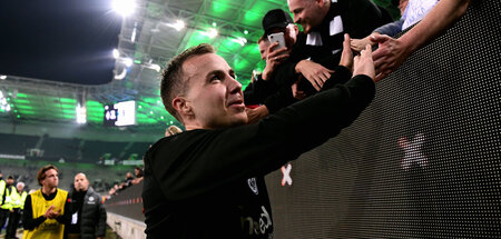 Mario Götze feiert nach 3:1 Auswärtssieg in Gladbach mit den Fra...