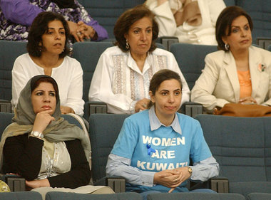 Kuwait City, Mai 2005: Aktivistinnen verfolgen eine von vielen
...