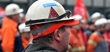 Arbeiter bei einer Kundgebung vor dem Thyssenkrupp-Stahlwerk in ...