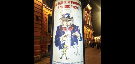 »Seid nicht Spielzeug in fremden Händen«: Eine Litfaßsäule in St...