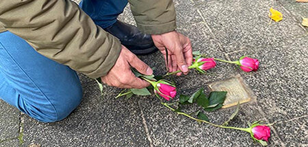 Sahin Aydin legt Blumen auf einem der Stolpersteine nieder (1.10...