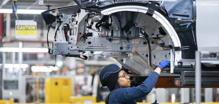 Arbeiterin bei der Montage eines BMW X3 in Spartanburg, South Ca...