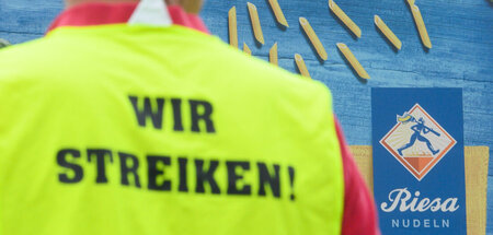 Fordern eine Lohnerhöhung von zwei Euro pro Stunde: Beschäftige ...