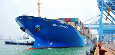 Nicht in Hamburg, sondern im chinesischen Qingdao: Frachter der ...