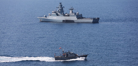 Ein UN-Schiff und ein Schiff der libanesischen Marine im Mittelm...
