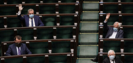 Trend läuft gegen die PiS: Parteichef Jaroslaw Kaczynski (unten ...