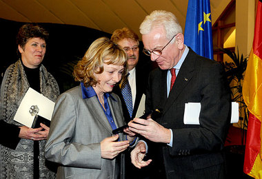 Sylvia-Yvonne Kaufmann wird von EU-Parlamentspräsident Hans-Gerd...