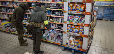 Zwei französische Fremdenlegionäre beim Einkauf im letzten Super...