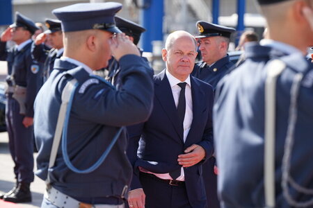 Militärischer Gruß: ja, Reparationszahlungen: nein. Bundeskanzl