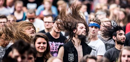 Fettige Haare, stramme Nacken: Headbangen als Kollektiverlebnis Fettige Haare, stramme Nacken: Headbangen als Kollektiverlebnis