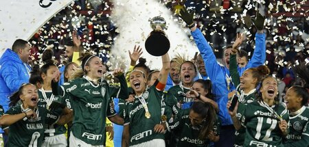 Einfach drübergerollt: Die Spielerinnen des SE Palmeiras feiern ... Einfach drübergerollt: Die Spielerinnen des SE Palmeiras feiern ...