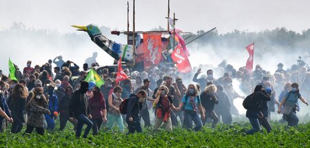 Polizeigewalt: Demonstrierende gehen durch Tränengas, während si... Polizeigewalt: Demonstrierende gehen durch Tränengas, während si...