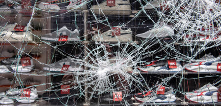 Spuren der Wut: Beschädigtes Schaufenster nach der »Krawallnacht...