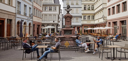 Reaktionärer Retrochiqué: Straßencafé in Frankfurts Neuer Altsta... Reaktionärer Retrochiqué: Straßencafé in Frankfurts Neuer Altsta...