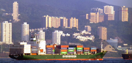 Containerschiff einer taiwanischen Reederei im Hafen von Hong Ko...