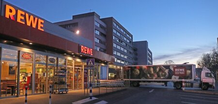 Rewe sieht sich »weiteren Wellen« von Preisforderungen seitens d... Rewe sieht sich »weiteren Wellen« von Preisforderungen seitens d...