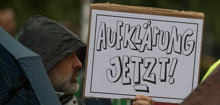 Vergeblicher Appell? Demonstrant setzt auf rechtsstaatliches Eng...