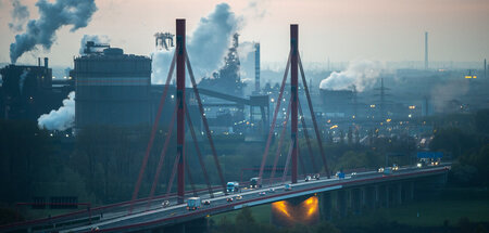So schön istʼs am Niederrhein: Blick auf die Industrie im Duisbu...