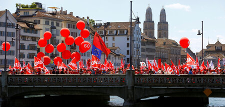 Auch im reichen Zürich protestieren Bauarbeiter unter der Fahne ...