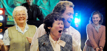 »Walisische Männer tanzen nicht«: Jonathan (Dominic West) bricht... »Walisische Männer tanzen nicht«: Jonathan (Dominic West) bricht...