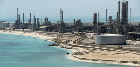 Schwimmen in Öl und Petrodollar: Raffinerie des Saudi-Aramco-Kon... Schwimmen in Öl und Petrodollar: Raffinerie des Saudi-Aramco-Kon...