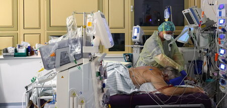 Versorgung eines Covidpatienten auf der Intensivstation des Klin... Versorgung eines Covidpatienten auf der Intensivstation des Klin...