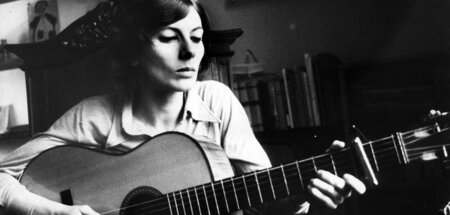 In der Wohnung mit Gitarre: Bettina Wegner (1974)