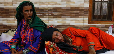 Frauen tragen wie hier in Pakistan in allen Konflikten, Krisen u... Frauen tragen wie hier in Pakistan in allen Konflikten, Krisen u...